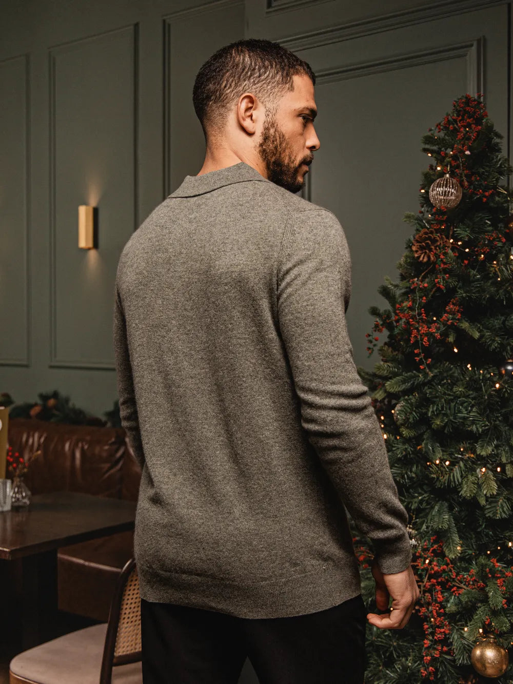 Grün melierter Wollpullover mit V-Ausschnitt