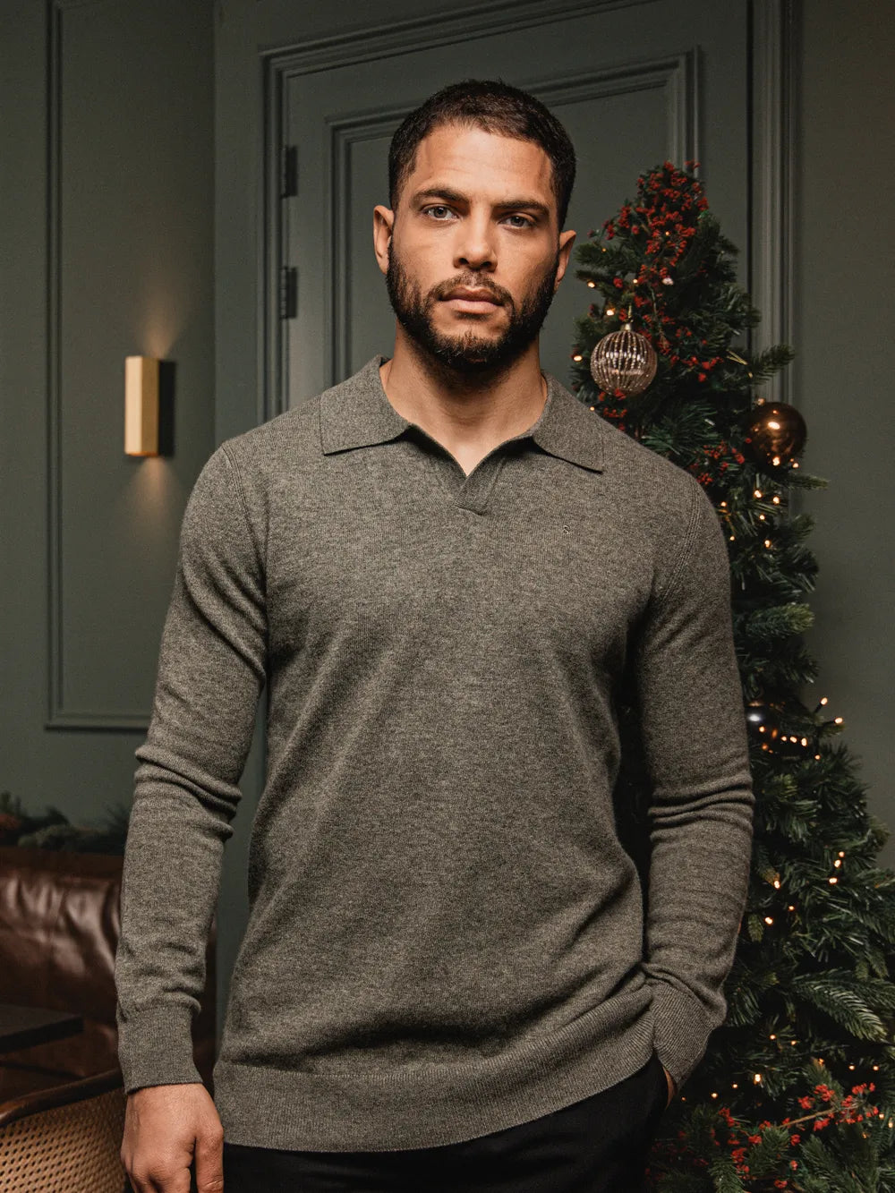 Grün melierter Wollpullover mit V-Ausschnitt