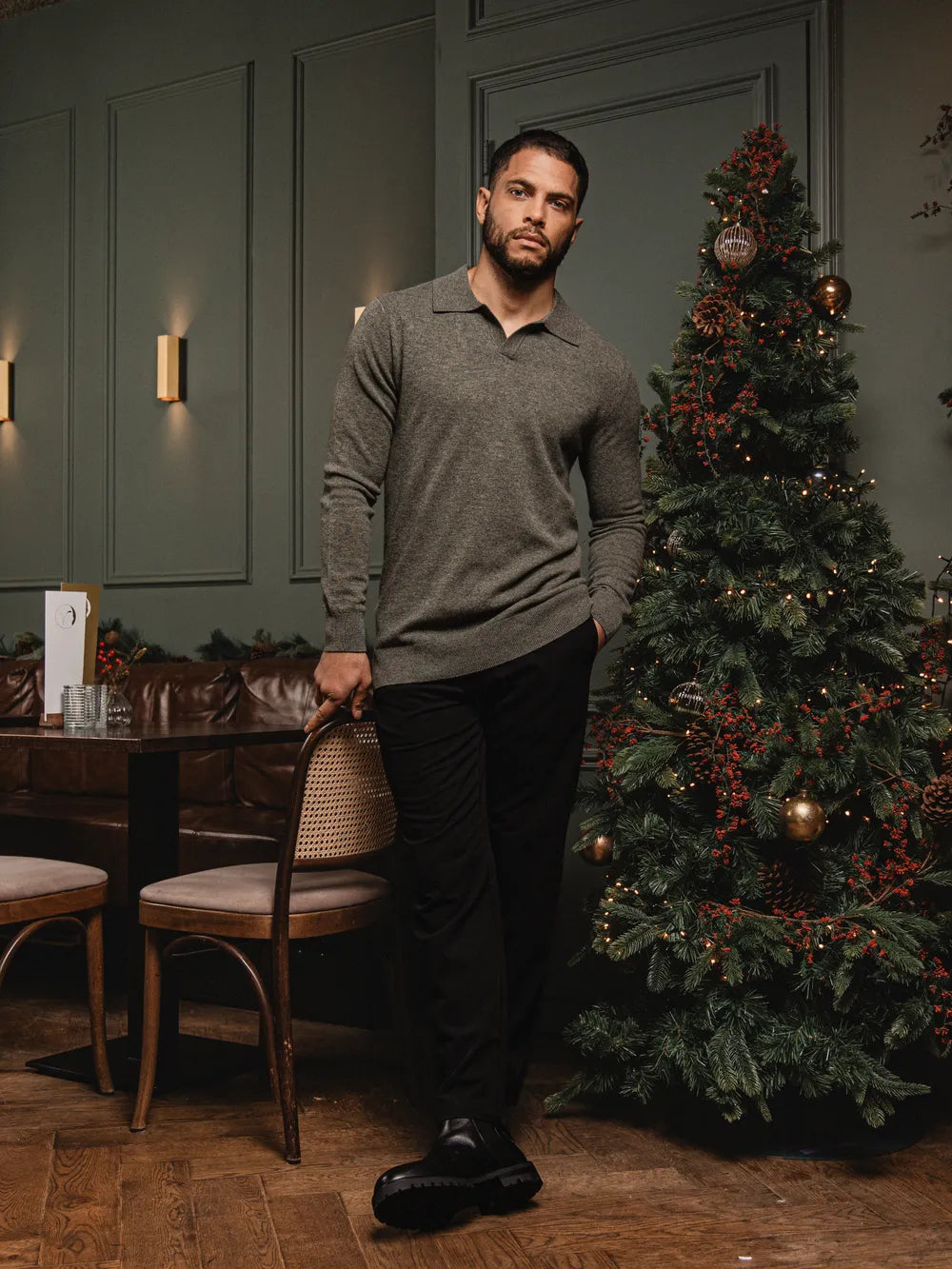 Grün melierter Wollpullover mit V-Ausschnitt