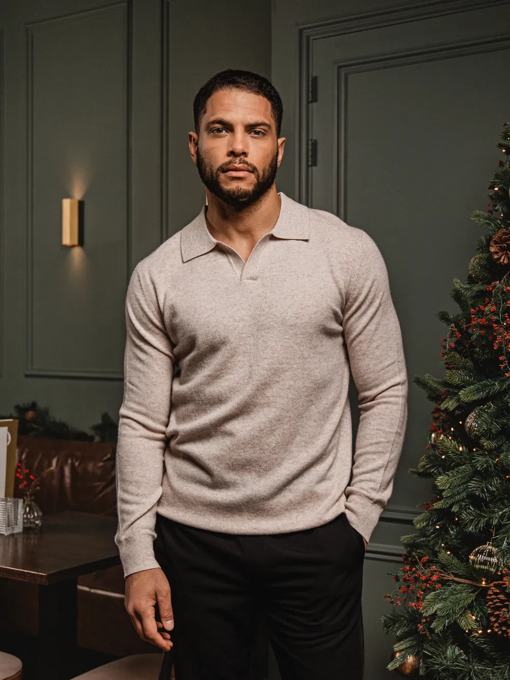 Beigefarbener Melange-Wollpullover mit V-Ausschnitt