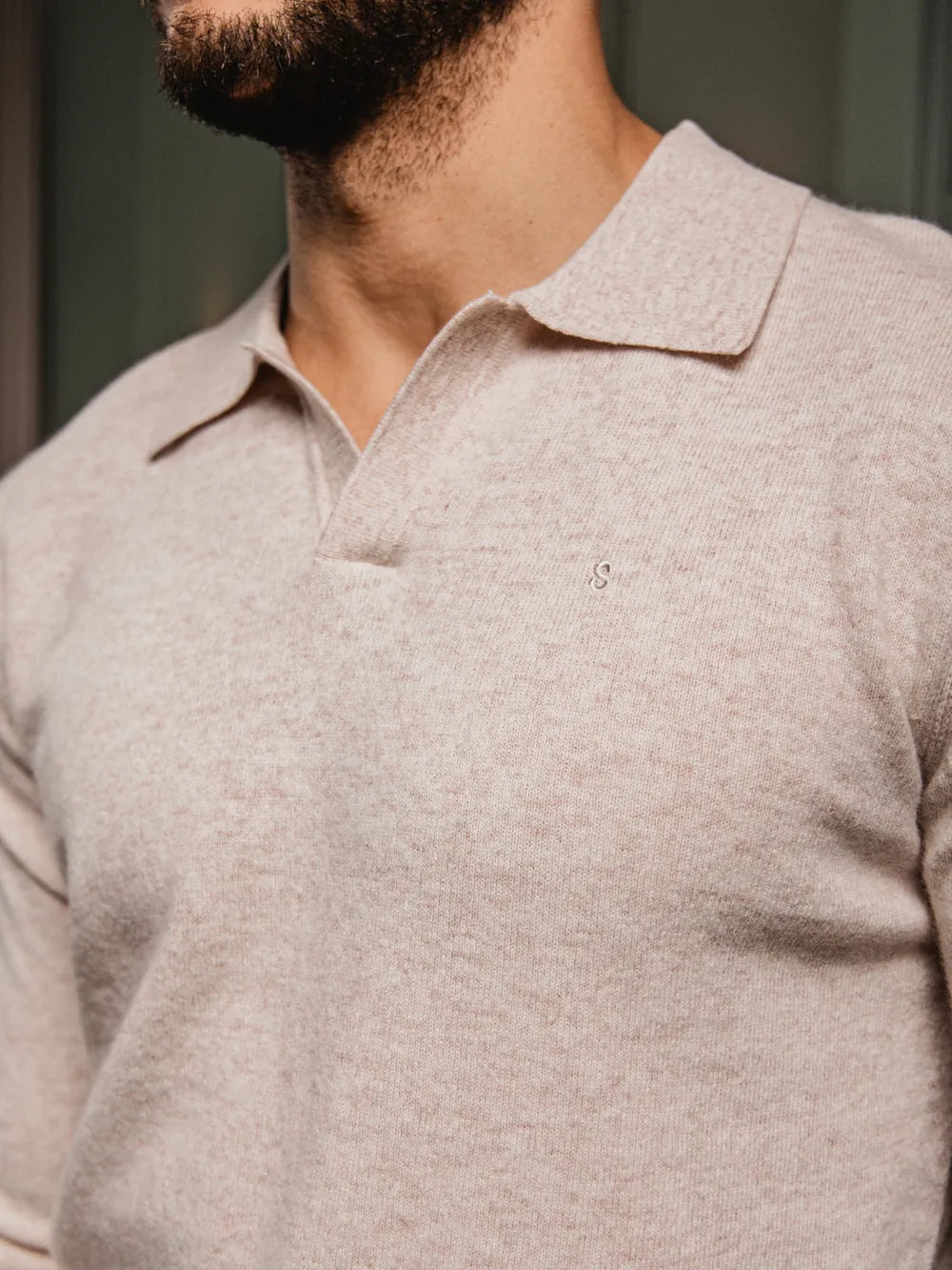 Beigefarbener Melange-Wollpullover mit V-Ausschnitt