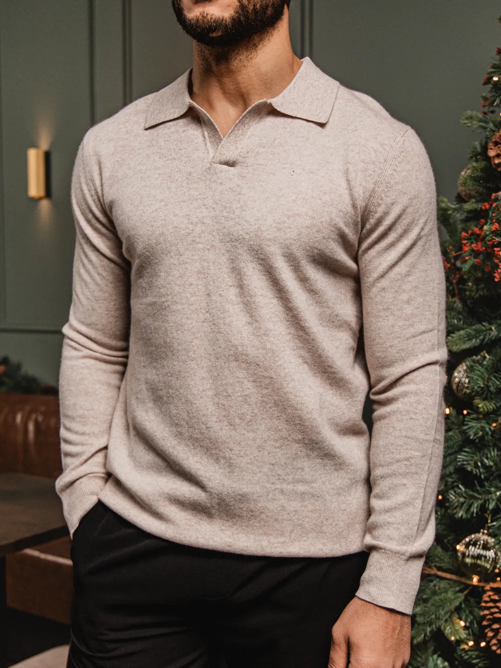 Beigefarbener Melange-Wollpullover mit V-Ausschnitt