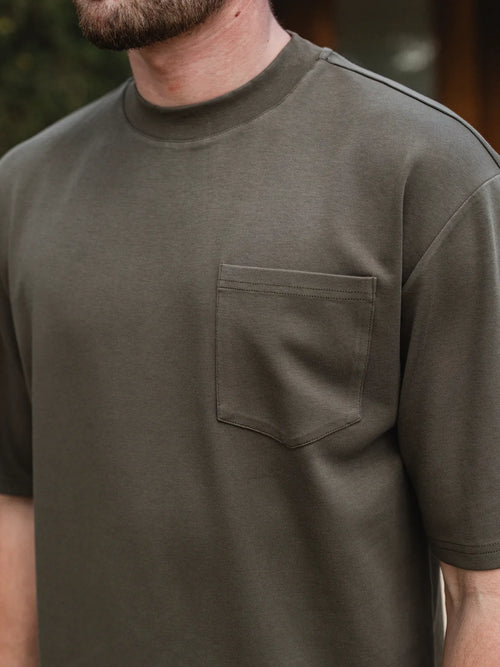 Übergroßes Army-Taschen-T-Shirt