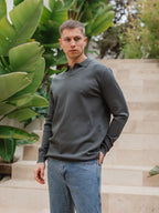 Grünes Strick-Langarm-V-Polo