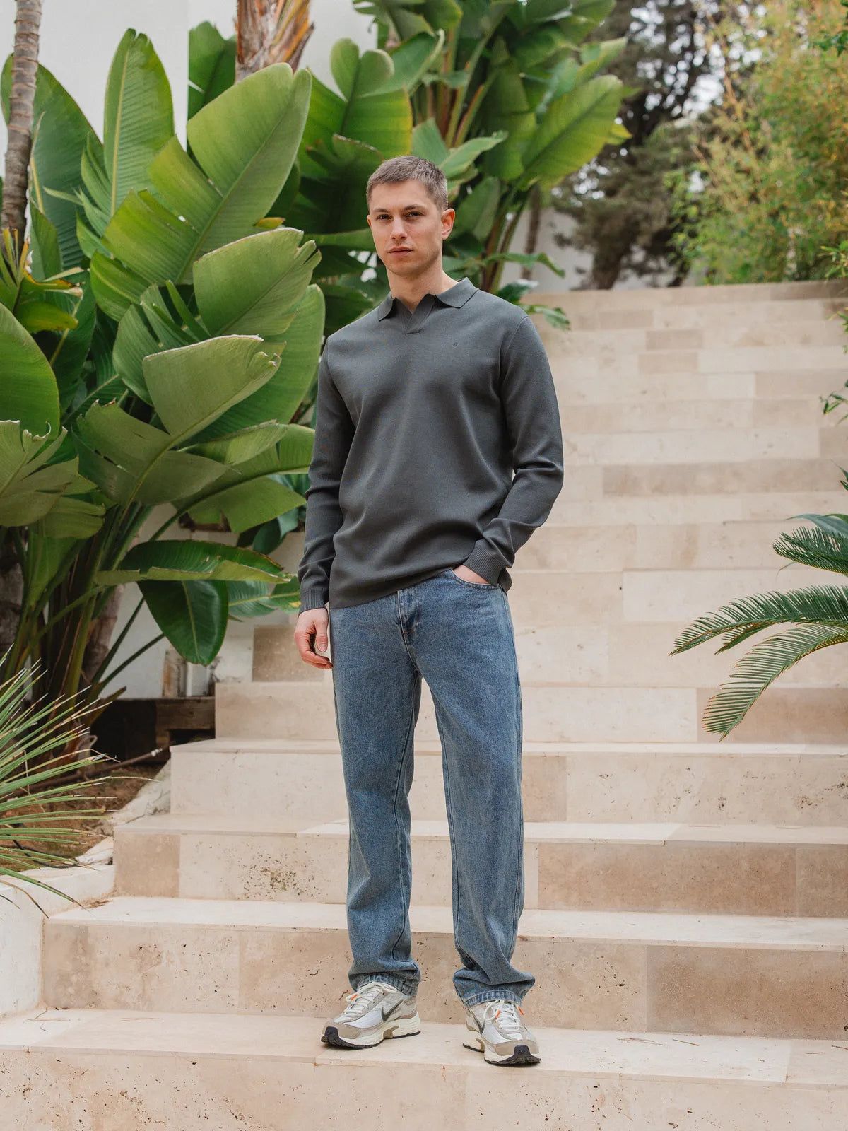 Grünes Strick-Langarm-V-Polo