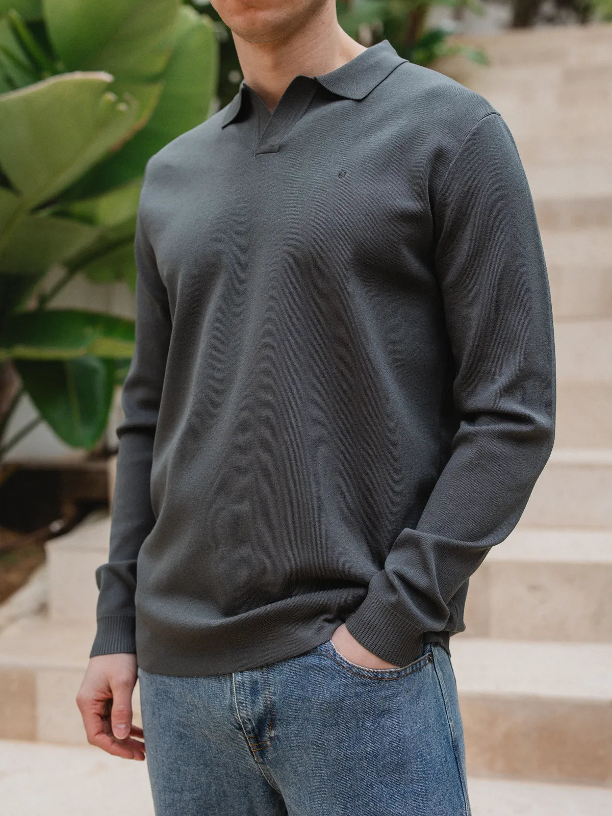 Grünes Strick-Langarm-V-Polo