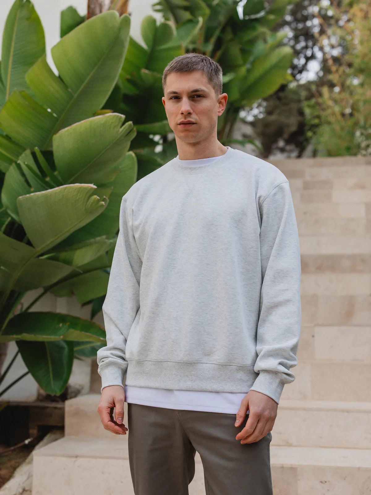 Grauer Oversize-Langarmpullover