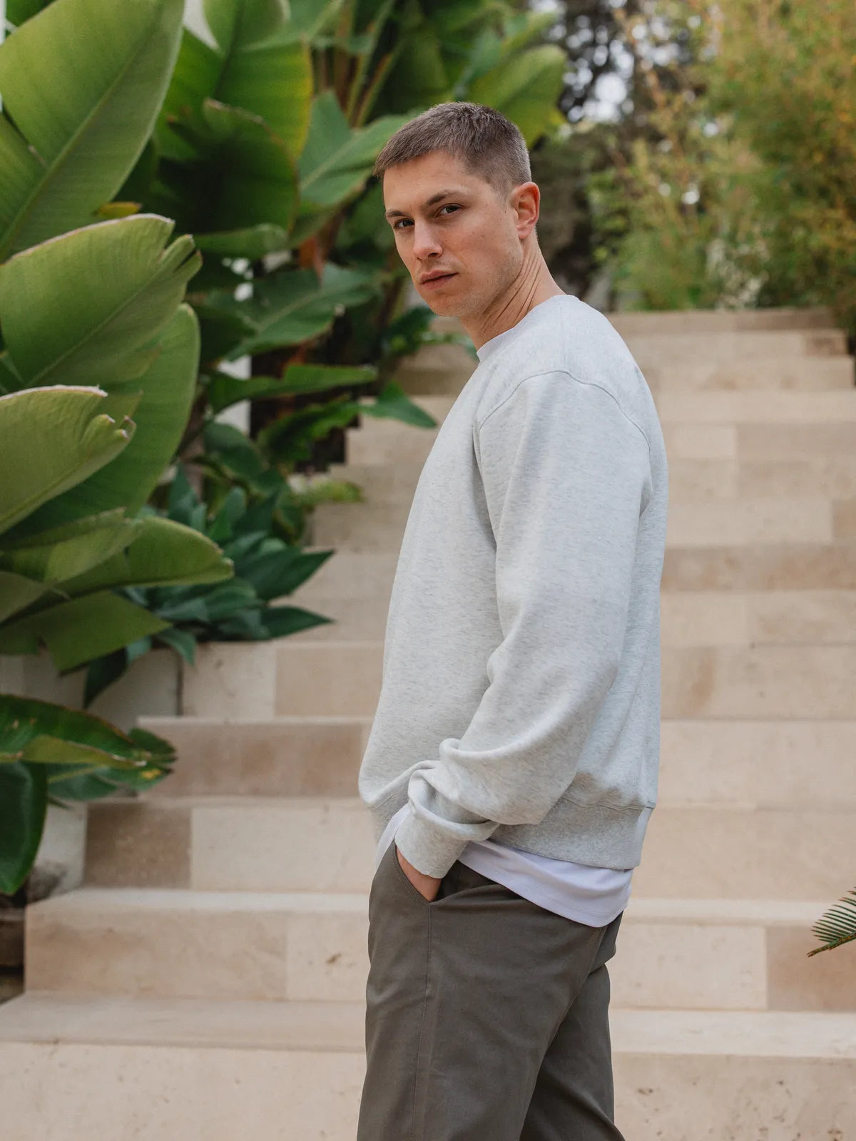 Grauer Oversize-Langarmpullover