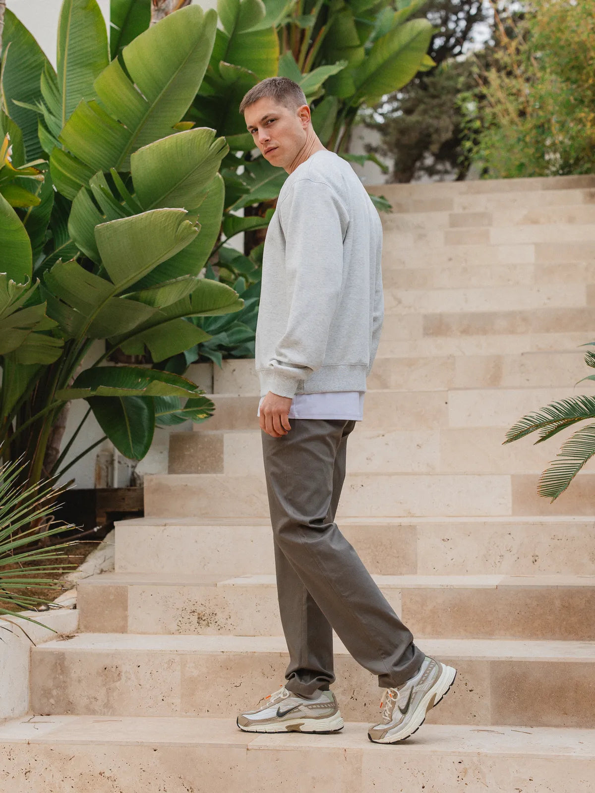 Grauer Oversize-Langarmpullover