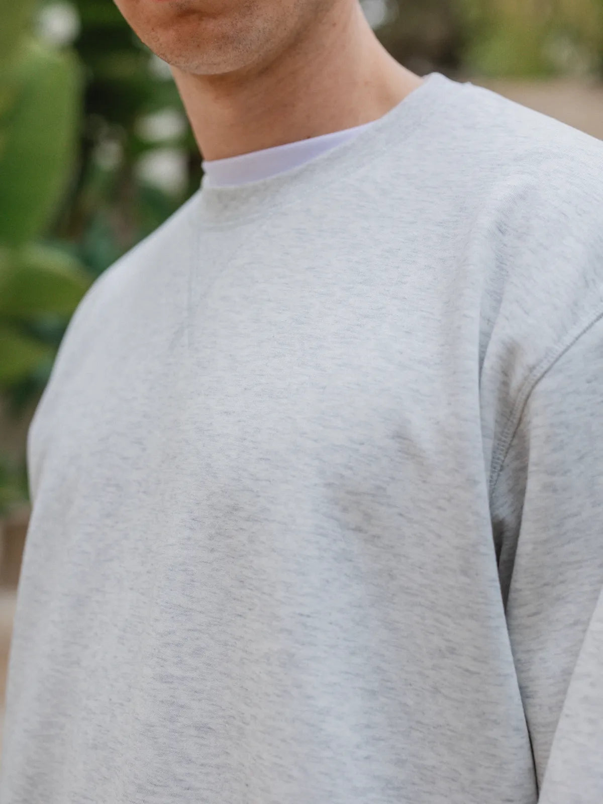 Grauer Oversize-Langarmpullover