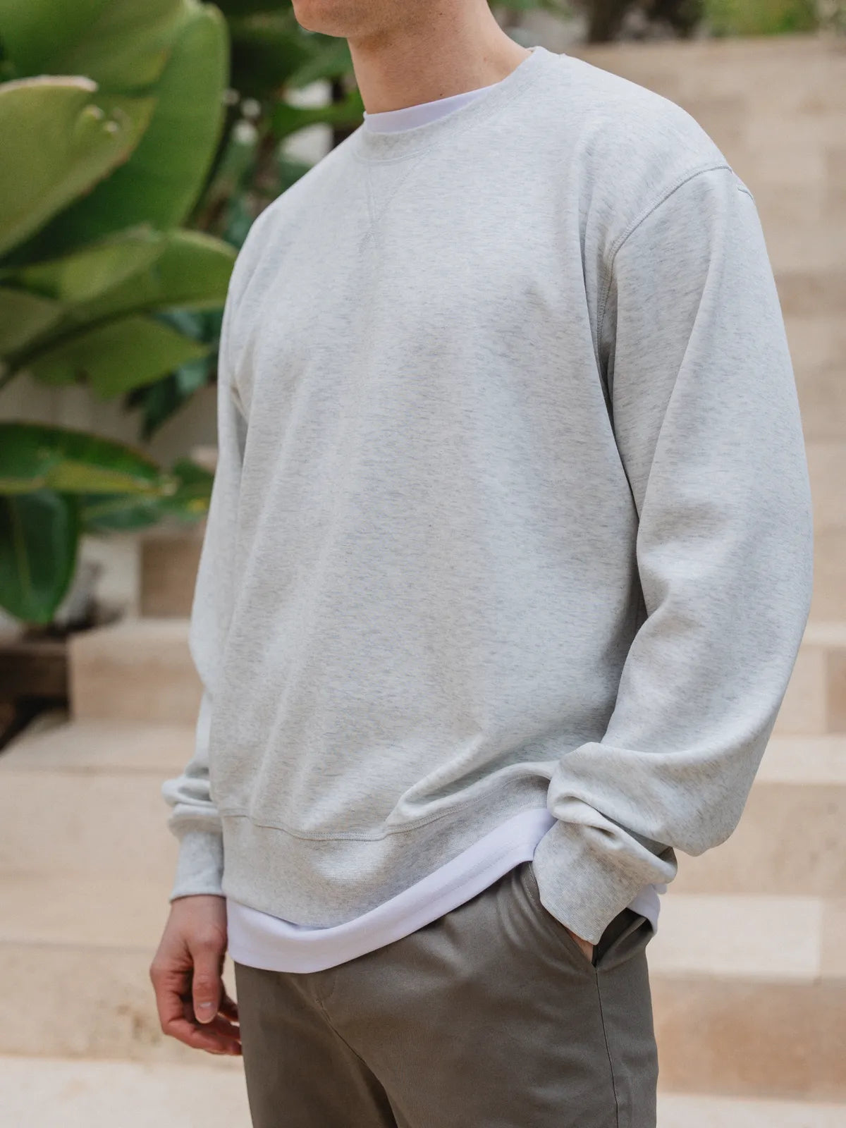 Grauer Oversize-Langarmpullover