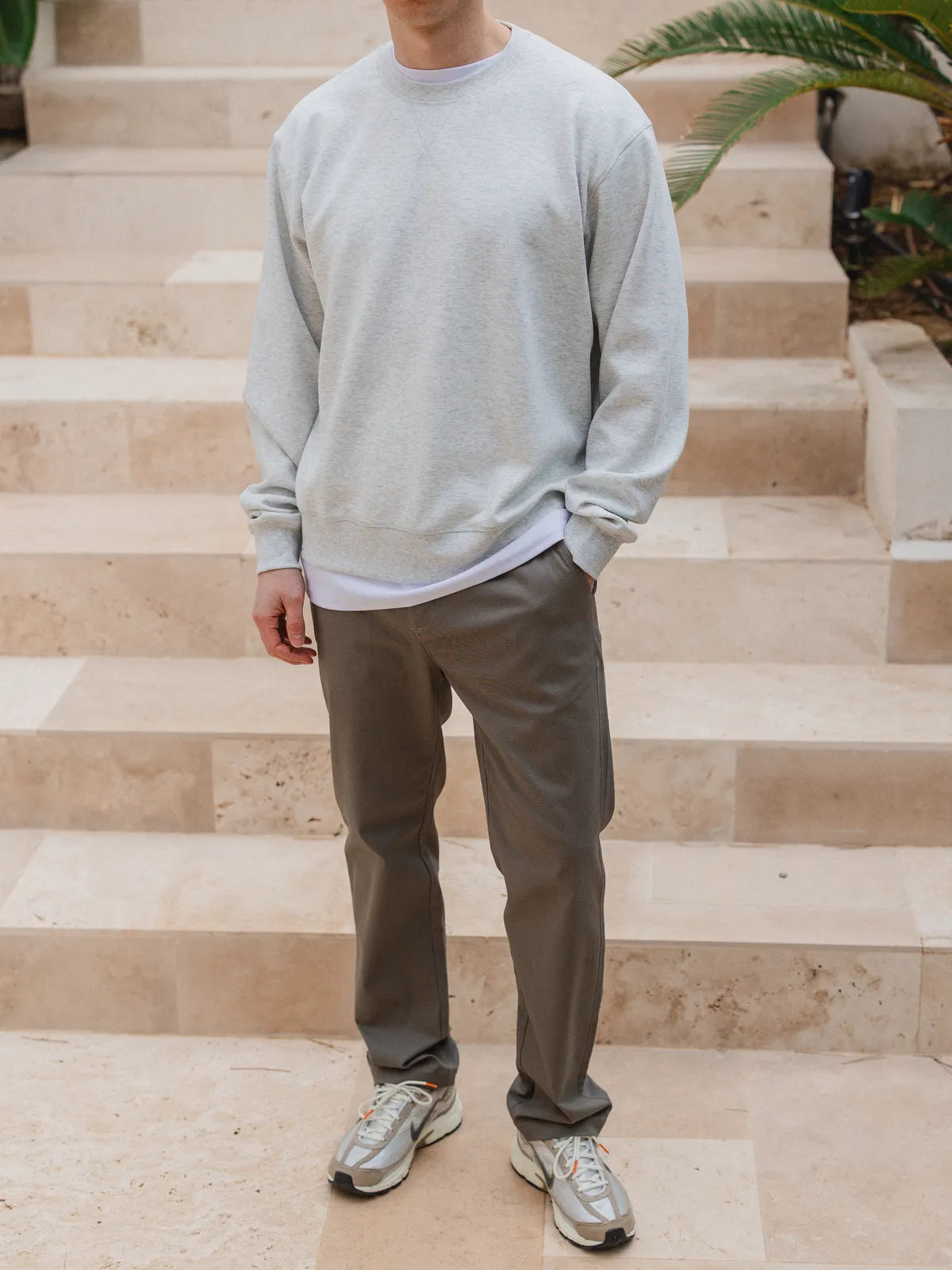 Grauer Oversize-Langarmpullover