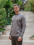 Braunes Strick-Langarm-Polohemd mit V-Ausschnitt