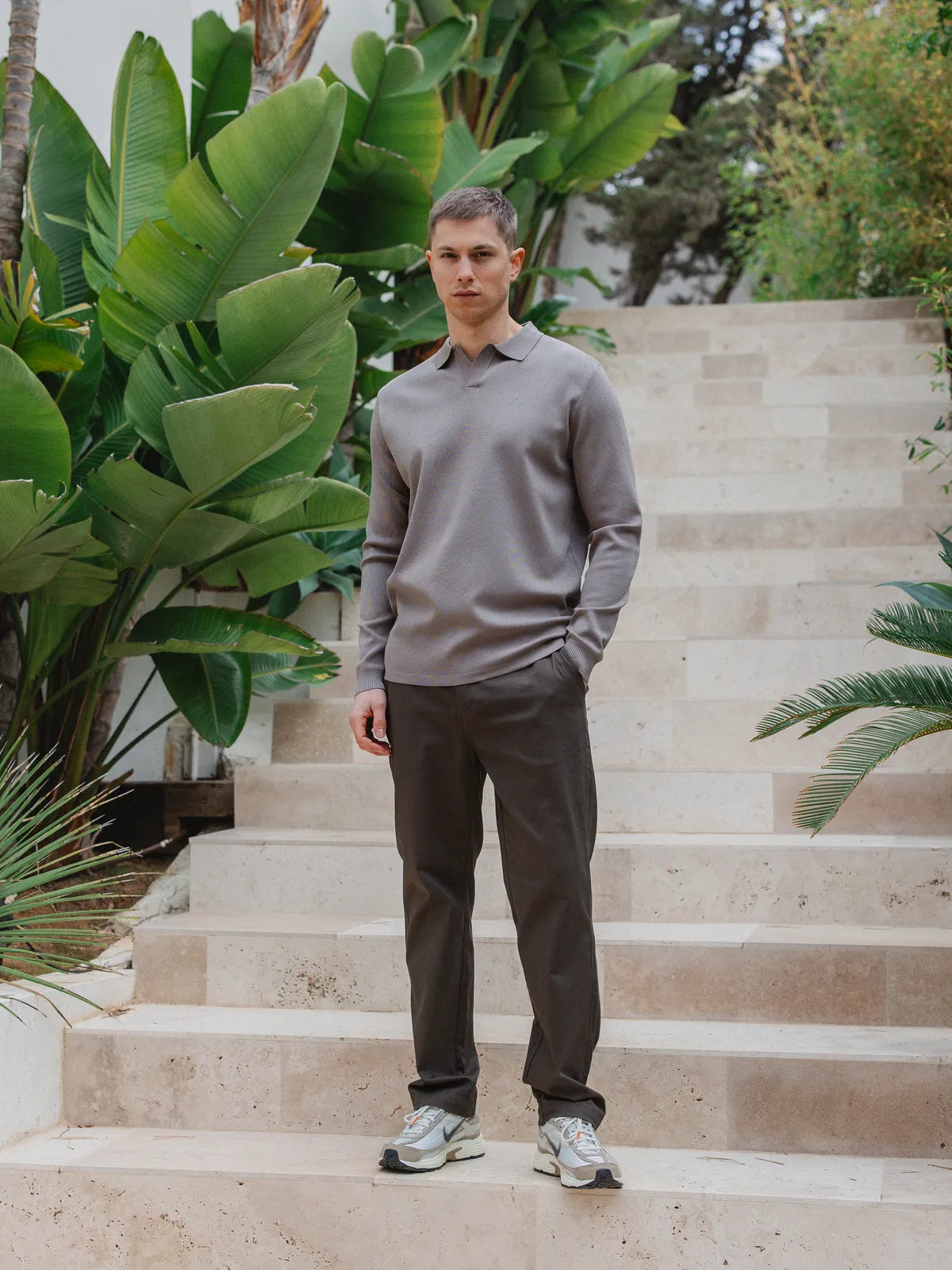 Braunes Strick-Langarm-Polohemd mit V-Ausschnitt