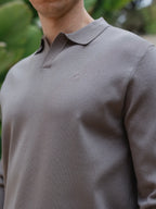 Braunes Strick-Langarm-Polohemd mit V-Ausschnitt