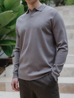 Braunes Strick-Langarm-Polohemd mit V-Ausschnitt