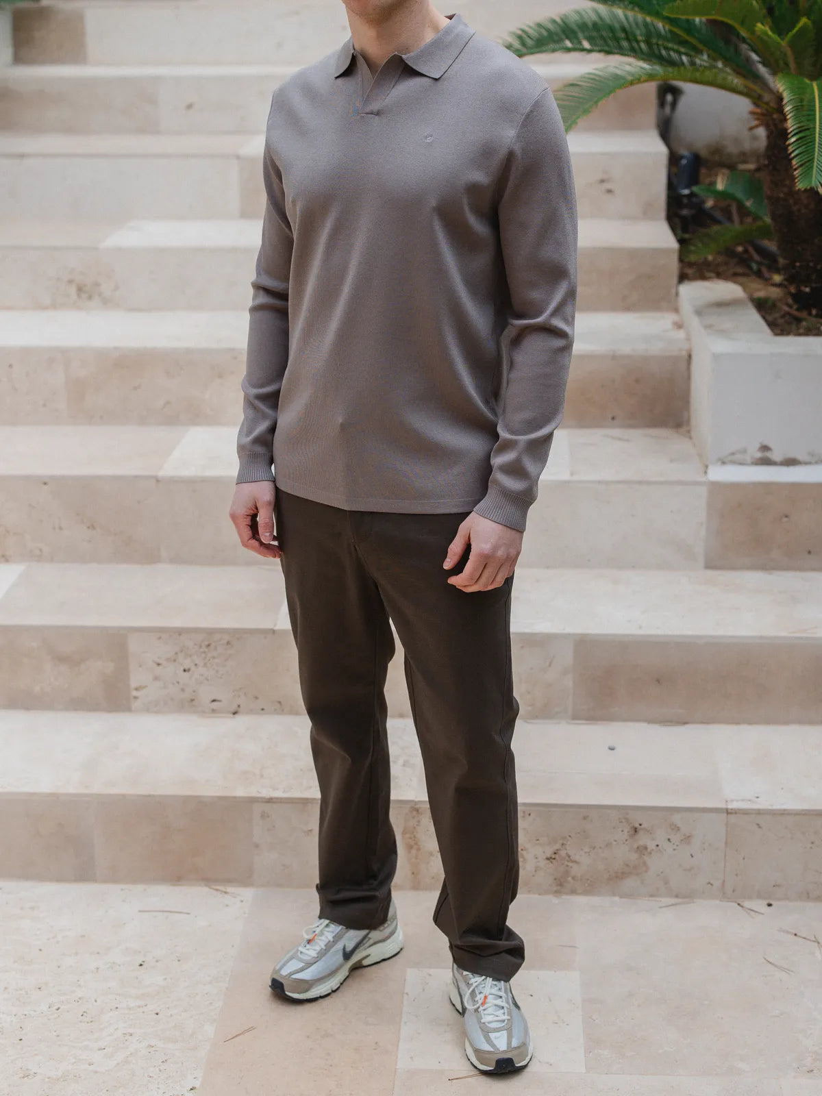 Braunes Strick-Langarm-Polohemd mit V-Ausschnitt