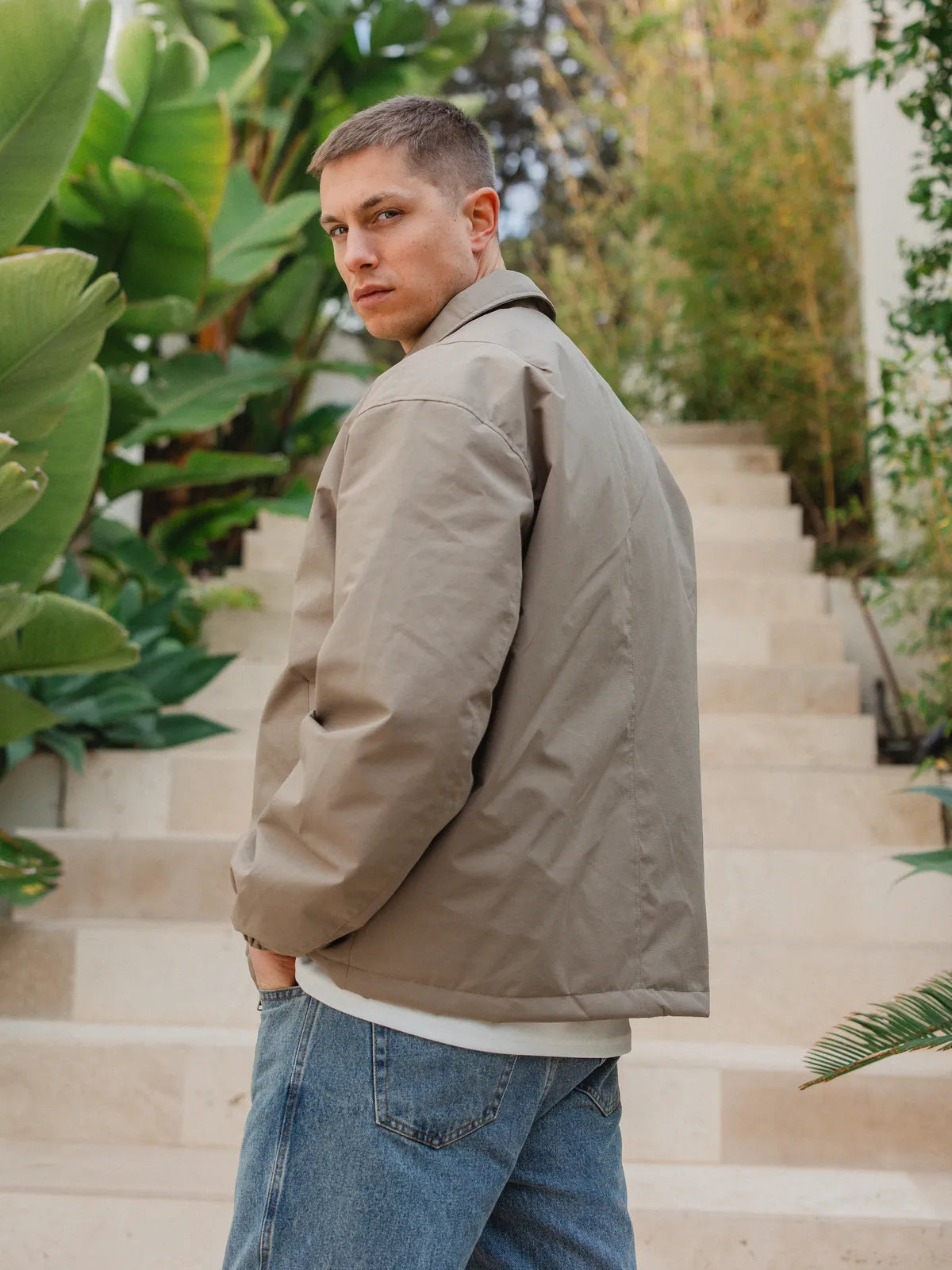 Olivgrüne, wattierte Coach-Jacke mit Reißverschluss