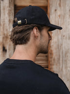 Schwarze Wollflickenmütze