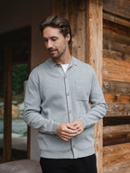 Graue, strukturierte Knopfleiste