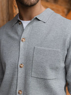 Graue, strukturierte Knopfleiste