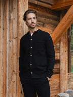 Schwarze, strukturierte Knopfleiste