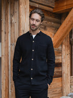 Schwarze, strukturierte Knopfleiste