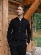 Schwarze, strukturierte Knopfleiste