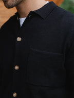 Schwarze, strukturierte Knopfleiste