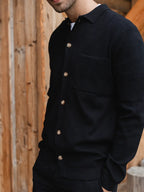 Schwarze, strukturierte Knopfleiste