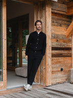 Schwarze, strukturierte Knopfleiste