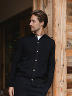 Schwarze, strukturierte Knopfleiste