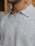 Graues Strickpolo mit V-Ausschnitt