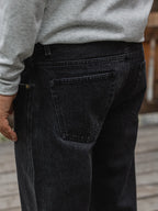 Verwaschene schwarze Jeans