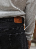 Verwaschene schwarze Jeans