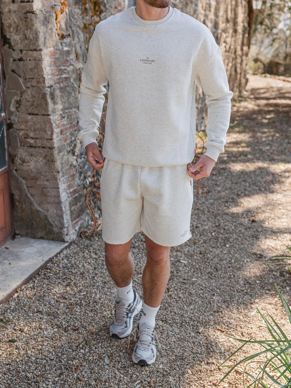 Hellgrauer Oversized-Pullover mit Landschaftsmotiv