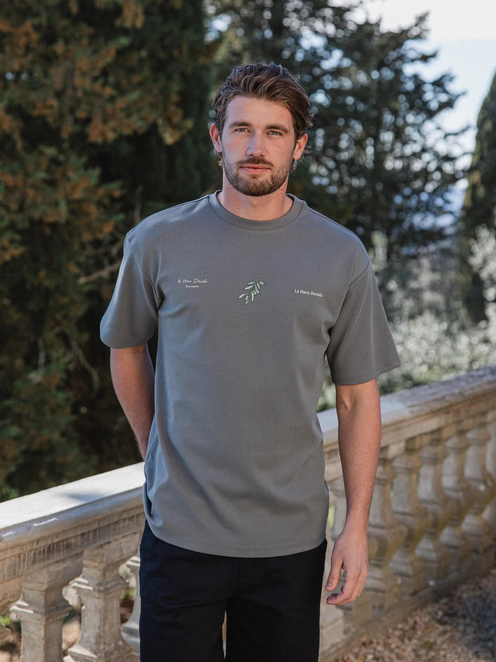 Graues olivgrünes Oversize-T-Shirt