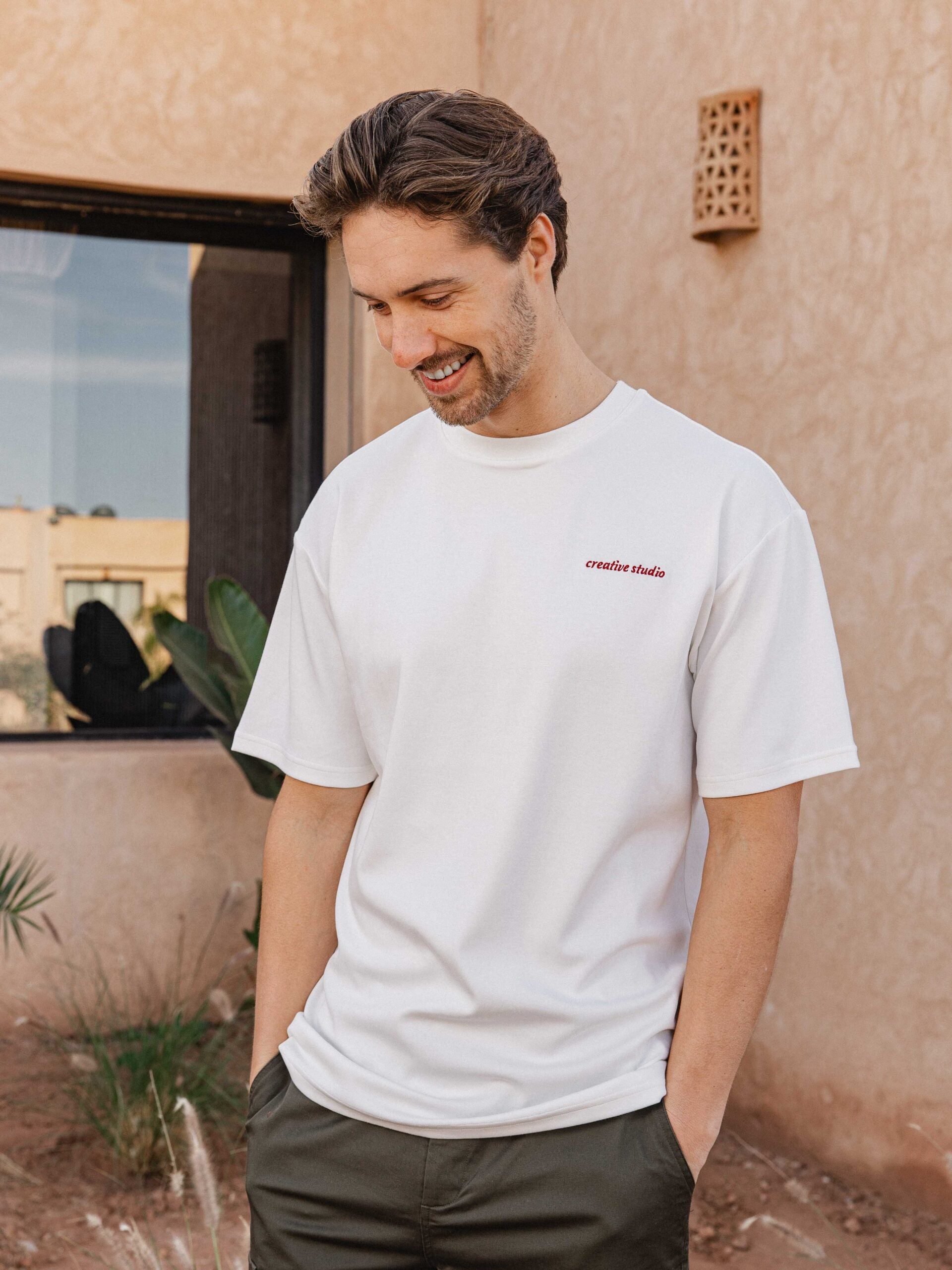 Weißes, kreatives Oversize-T-Shirt