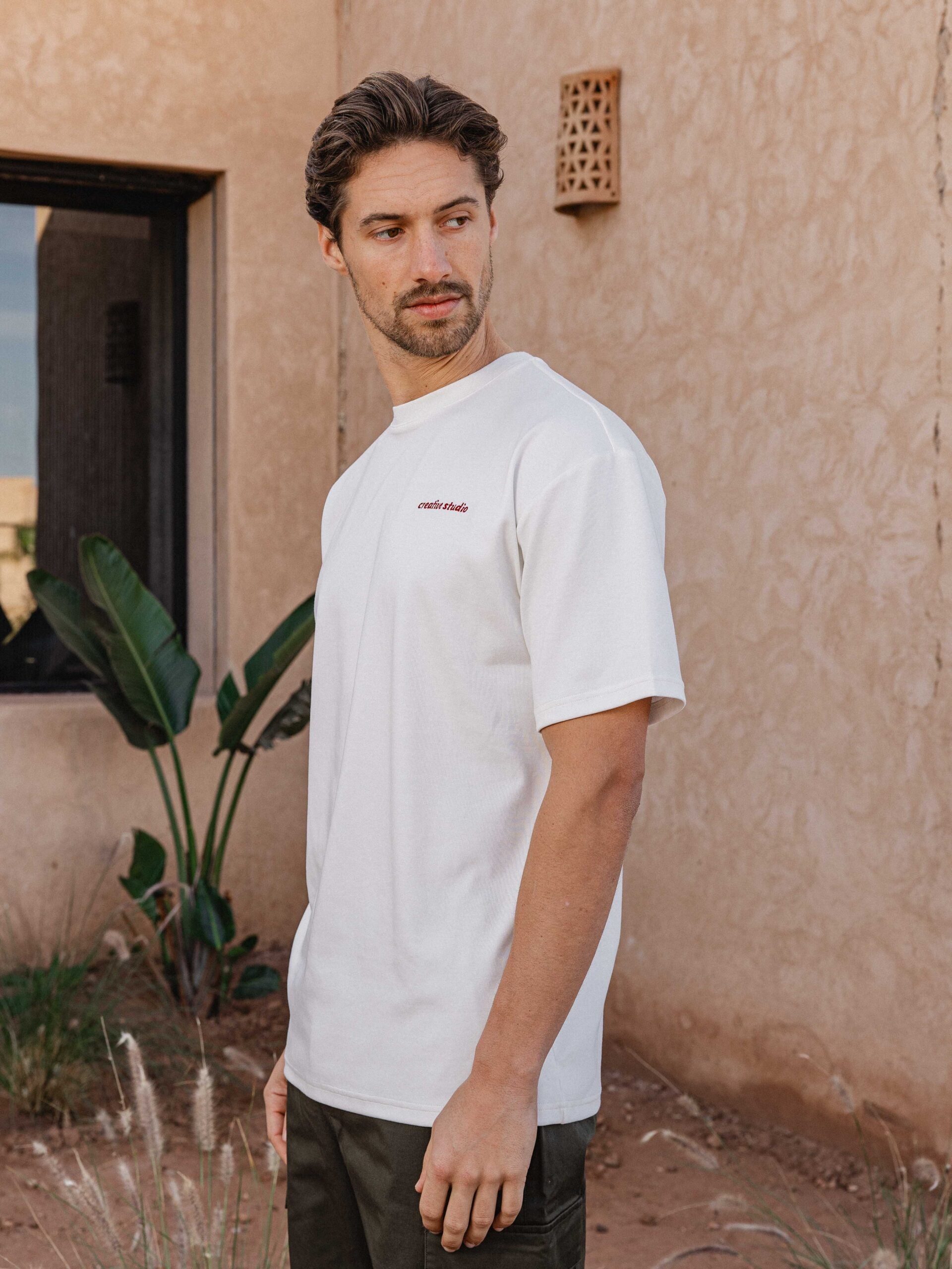 Weißes, kreatives Oversize-T-Shirt