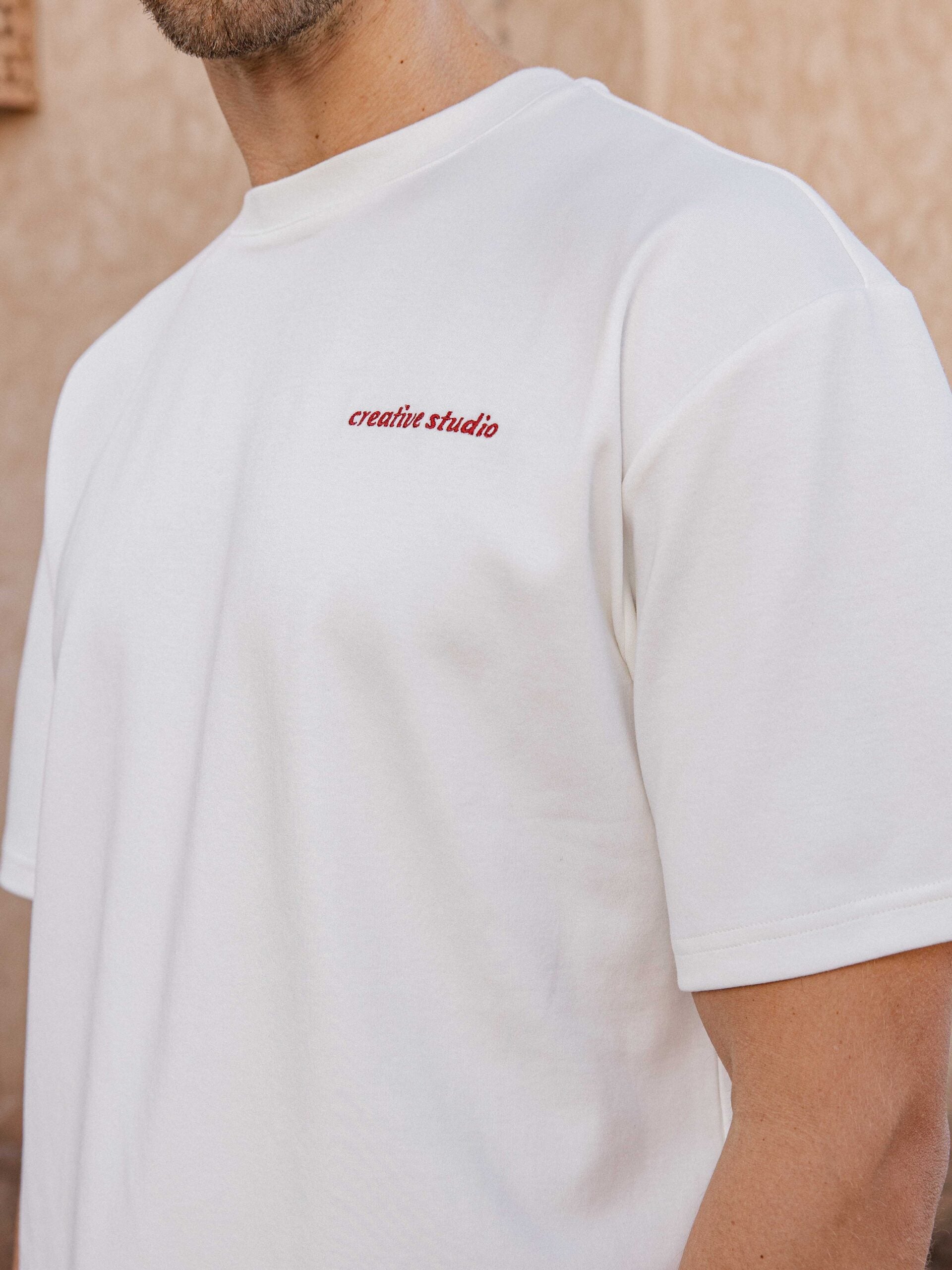 Weißes, kreatives Oversize-T-Shirt