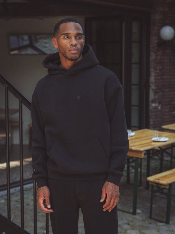 Schwarzer Oversize-Kapuzenpullover