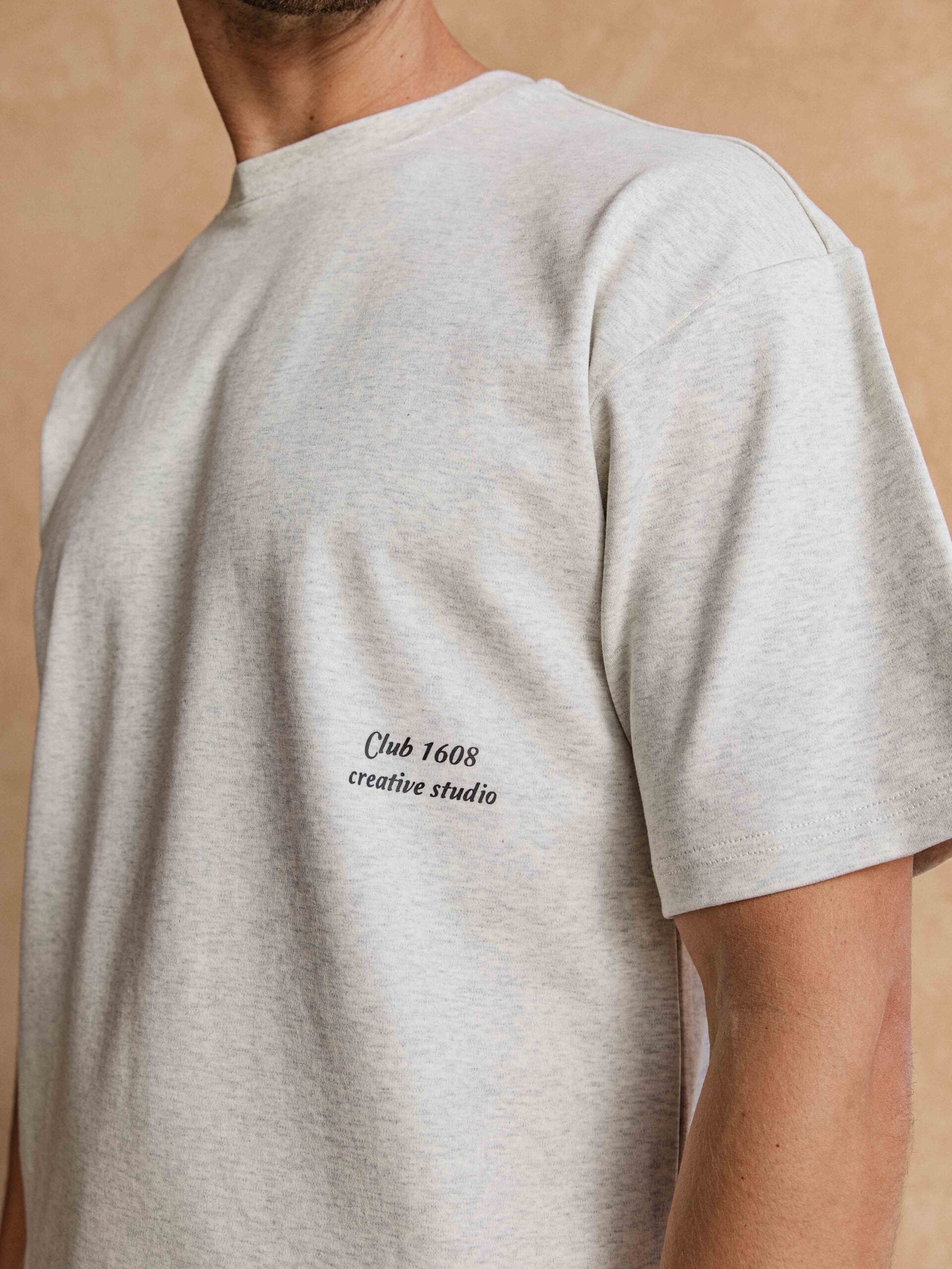 Warmgraues Oversized-T-Shirt mit Text
