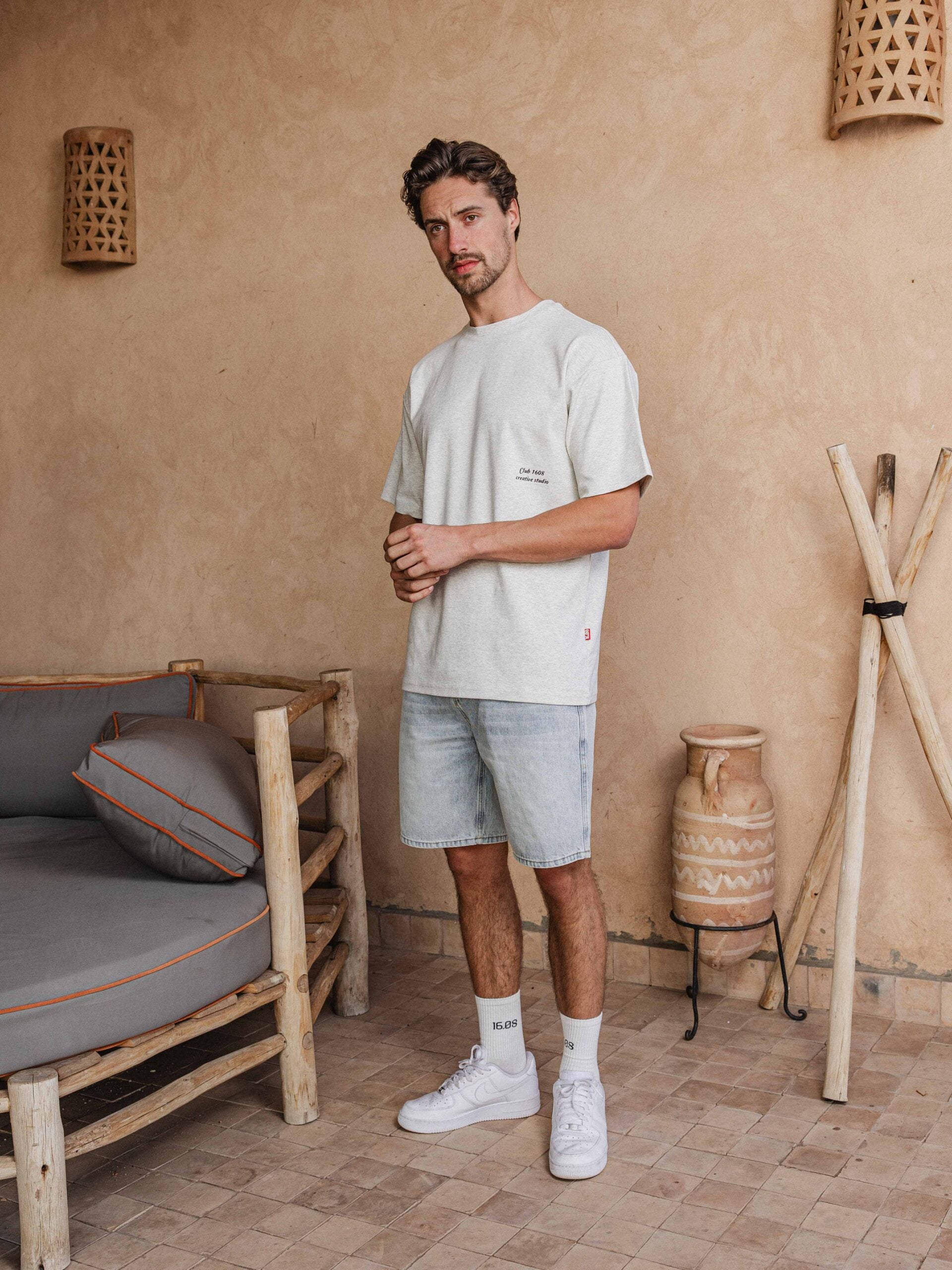 Warmgraues Oversized-T-Shirt mit Text