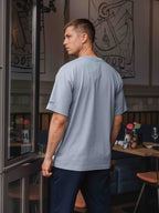 Muster eines übergroßen T-Shirts mit blauem Hummermotiv