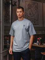 Muster eines übergroßen T-Shirts mit blauem Hummermotiv