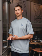Muster eines übergroßen T-Shirts mit blauem Hummermotiv