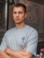 Muster eines übergroßen T-Shirts mit blauem Hummermotiv
