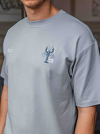 Muster eines übergroßen T-Shirts mit blauem Hummermotiv