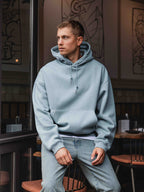 Hellblauer kastenförmiger Hoodie