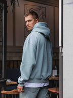 Hellblauer kastenförmiger Hoodie